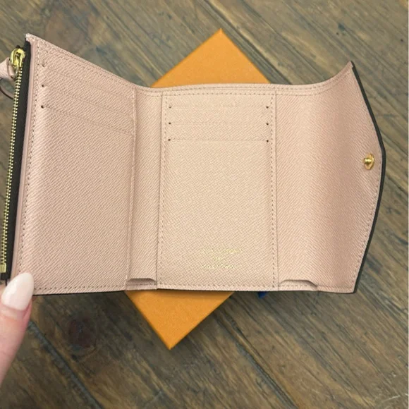 Louis Vuitton Victorine Wallet Ballerine Pink and Monogram - Picture 4 of 10